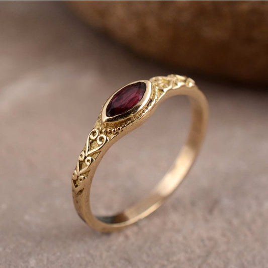 Anillo de oro con piedra incrustada vintage en rojo