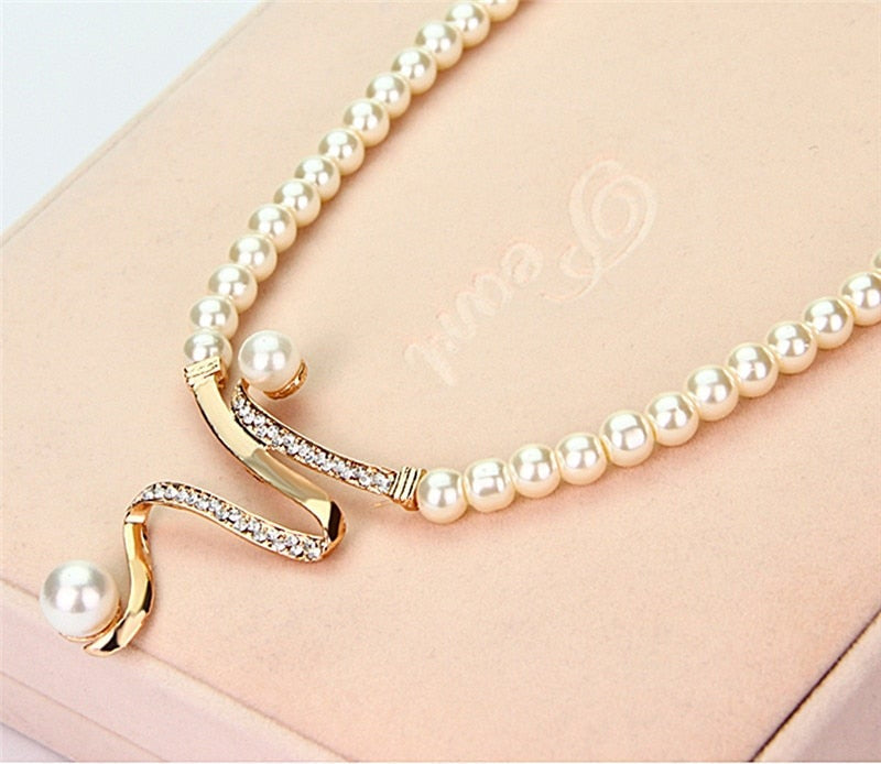 Conjunto de Collar y Aretes de Perlas Naturales