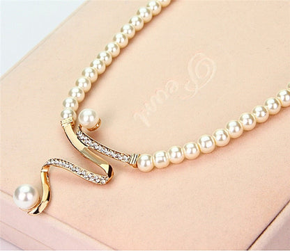 Conjunto de Collar y Aretes de Perlas Naturales