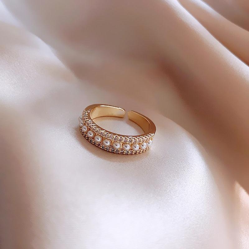 Anillo de lujo hecho de oro y perlas