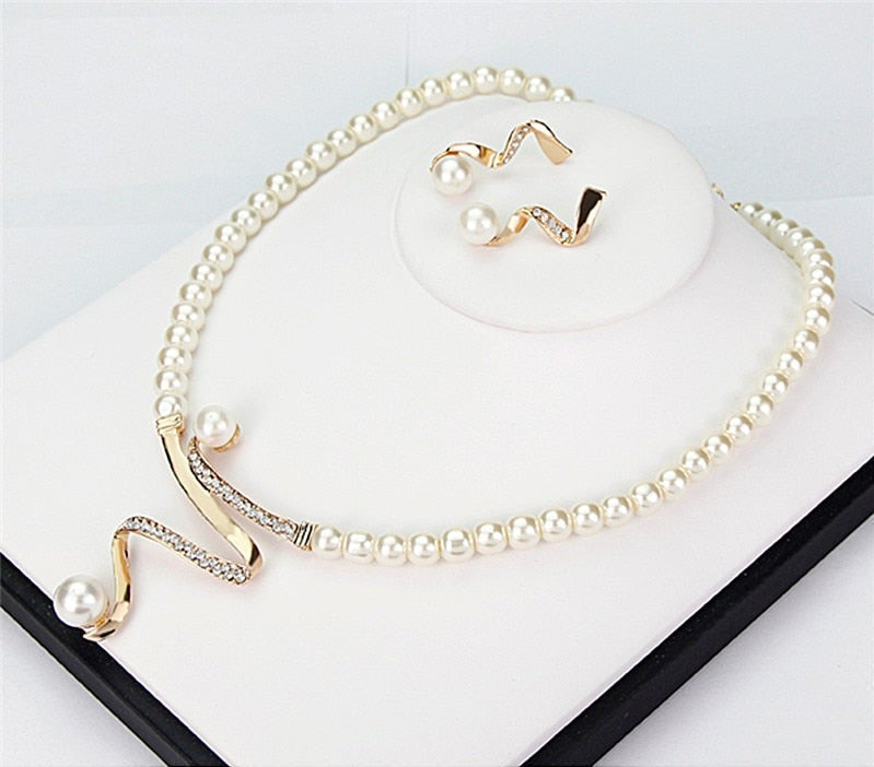 Conjunto de Collar y Aretes de Perlas Naturales