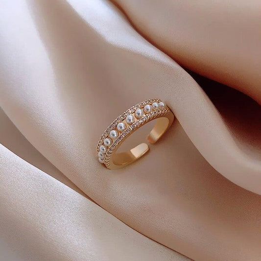 Anillo de lujo hecho de oro y perlas