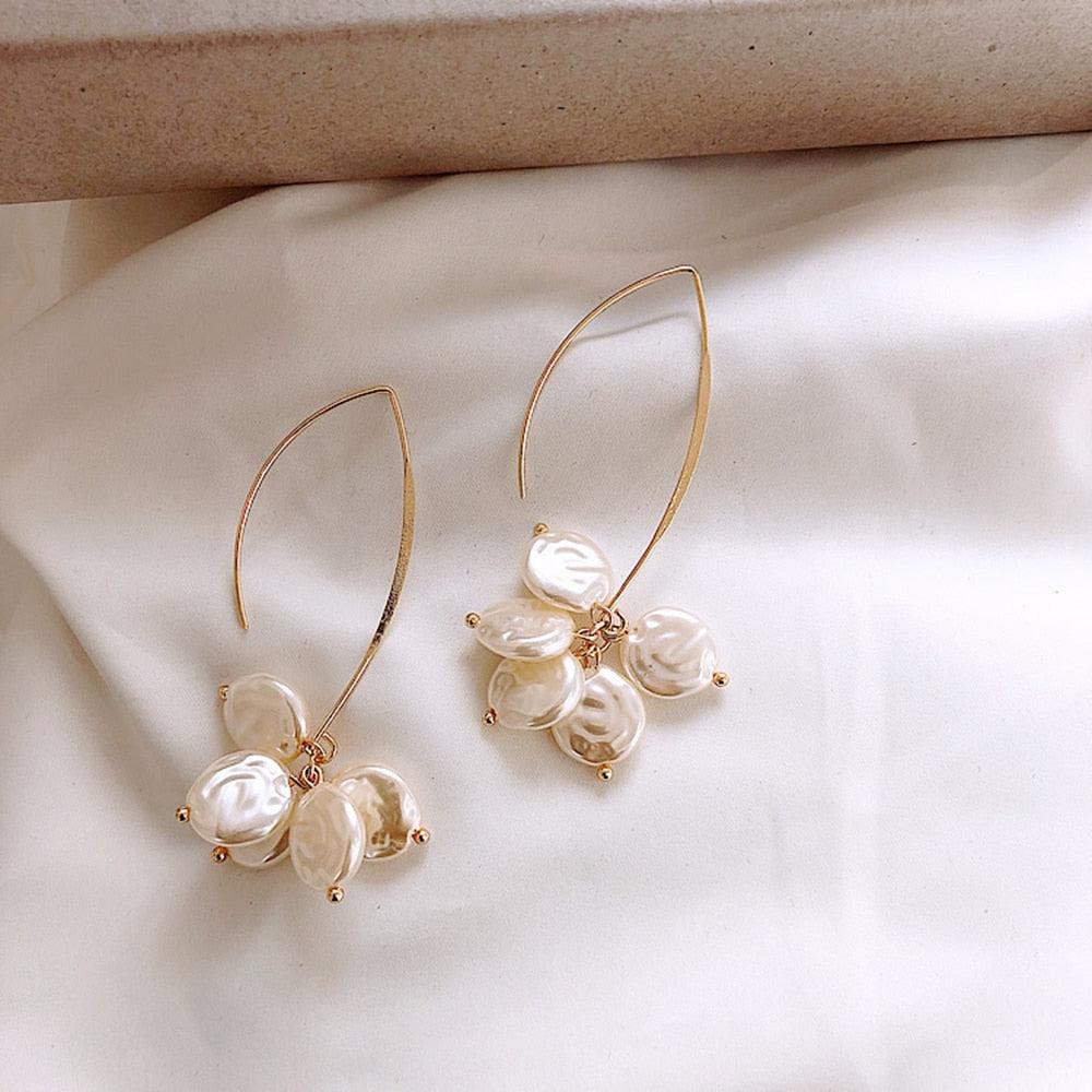 Aretes elegantes de perlas y cristales