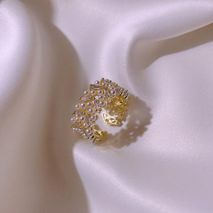 Anillo de perlas de lujo en oro