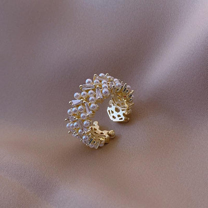 Anillo de perlas de lujo en oro