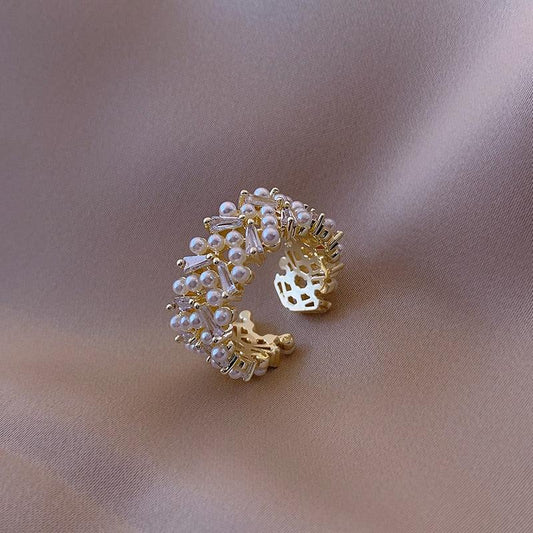 Anillo de perlas de lujo en oro