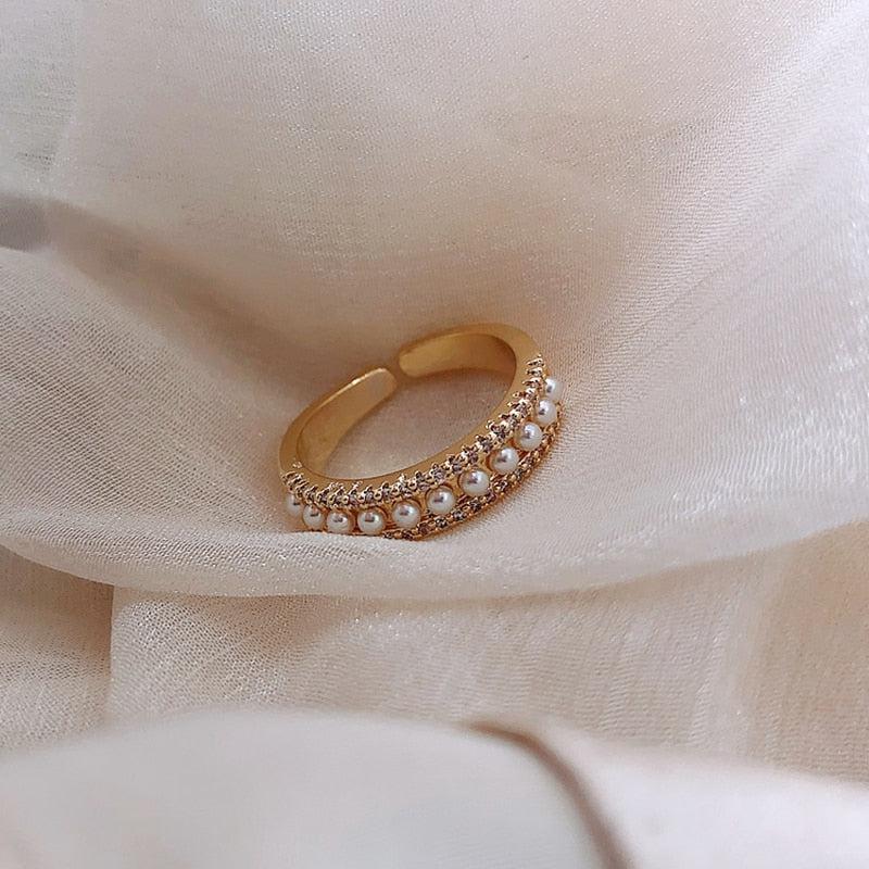 Anillo de lujo hecho de oro y perlas