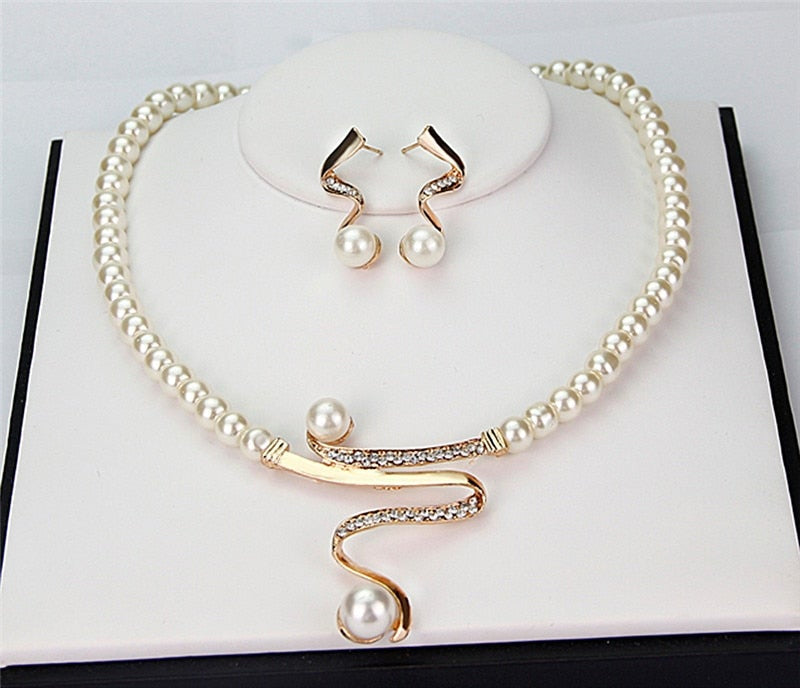 Conjunto de Collar y Aretes de Perlas Naturales