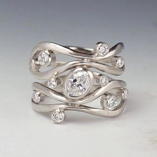 Anillo Vintage de Plata con Incrustaciones de Zirconia