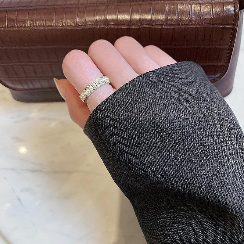 Anillo de lujo hecho de oro y perlas