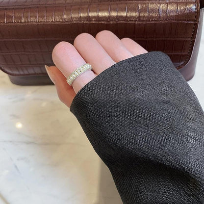 Anillo de lujo hecho de oro y perlas