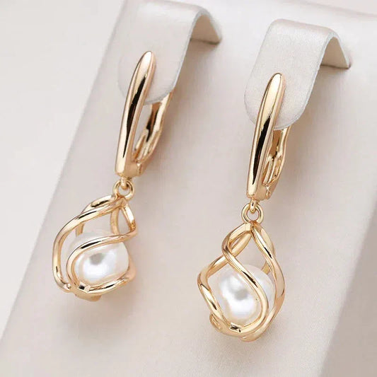 Pendientes elegantes de perlas en oro