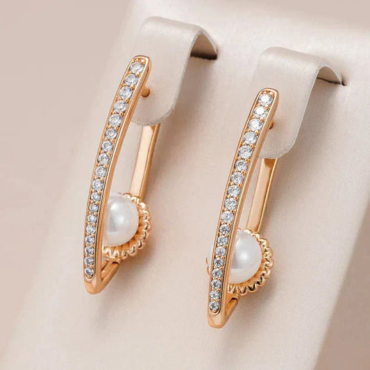 Pendientes elegantes con punta, perla y zirconia en dorado