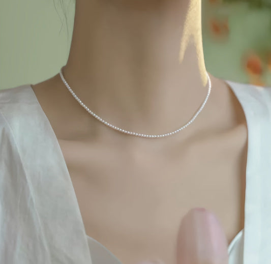 Collar hecho de perlas elegantes y brillantes