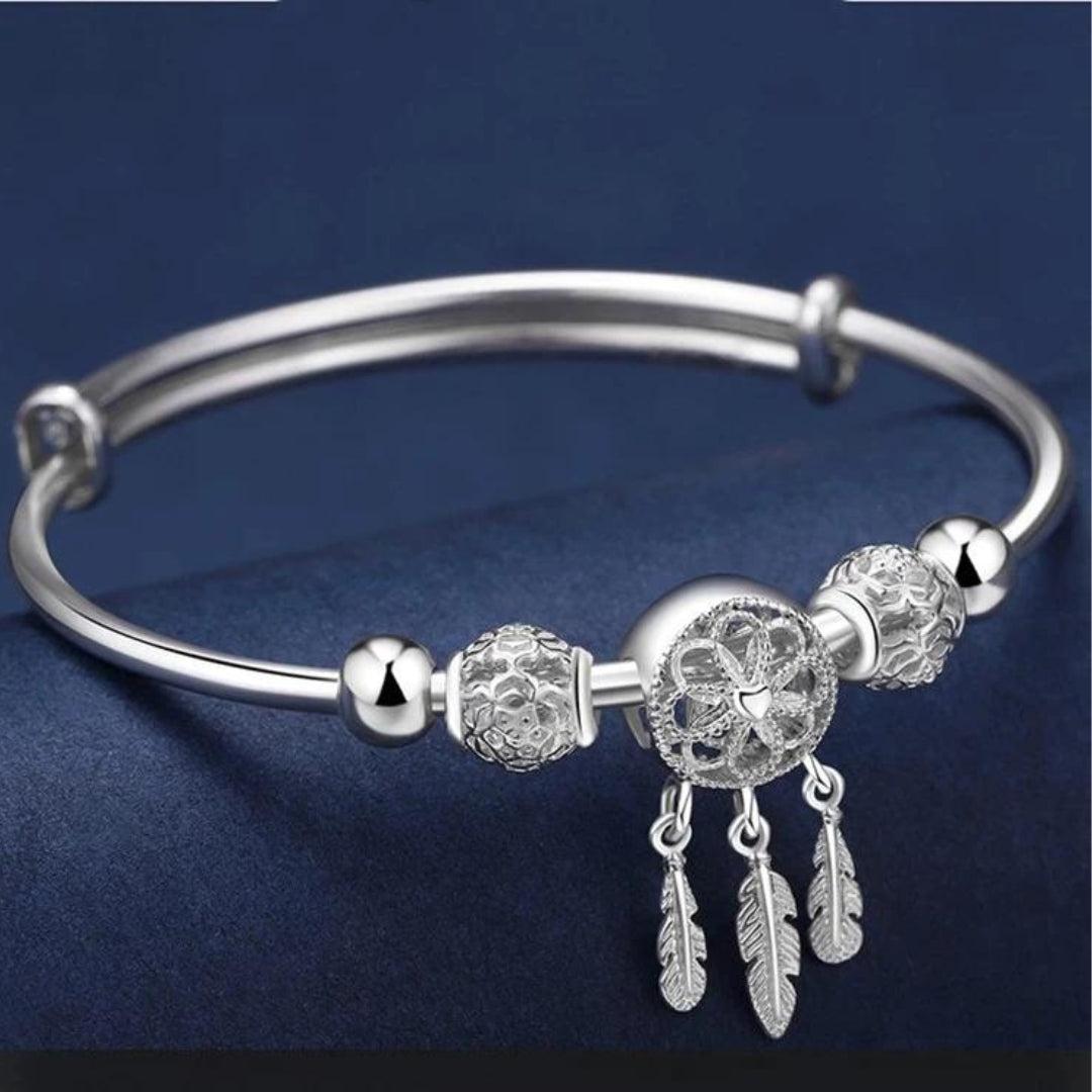 Pulsera ajustable con dijes de hoja triple fabricados en plata de ley 925