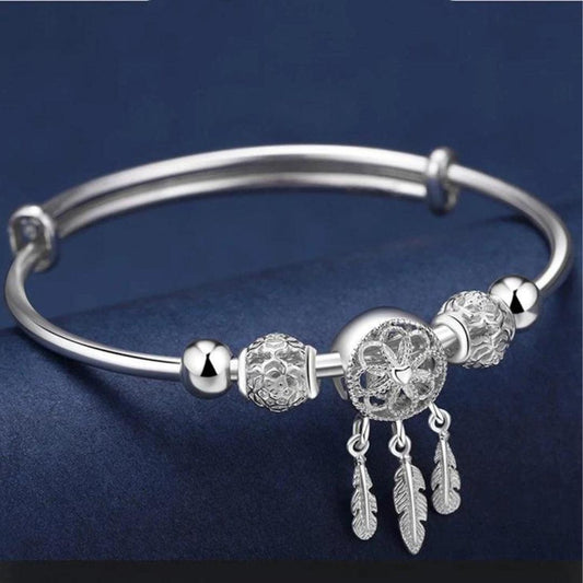 Pulsera ajustable con dijes de hoja triple fabricados en plata de ley 925