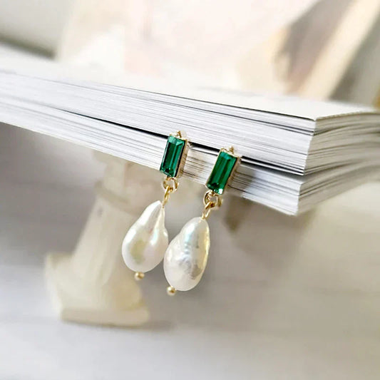 Pendientes de oro lujosos con perlas y zirconia verde