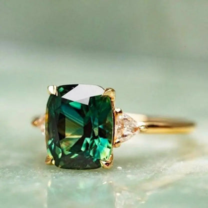 Anillo Cuadrado Elegante de Esmeralda
