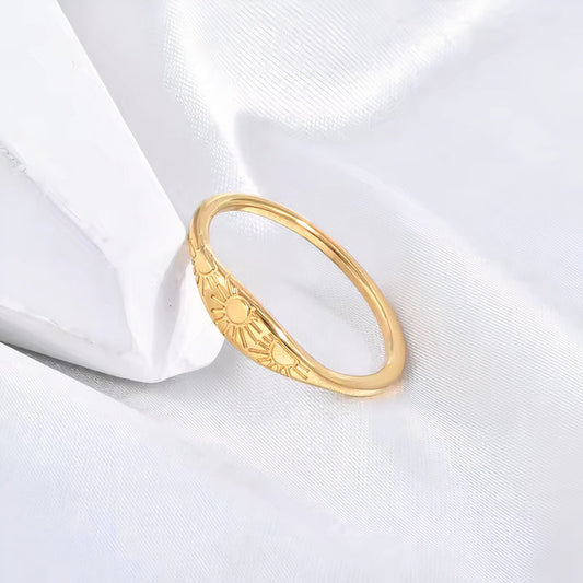 Anillo de oro vintage pequeño con zirconia