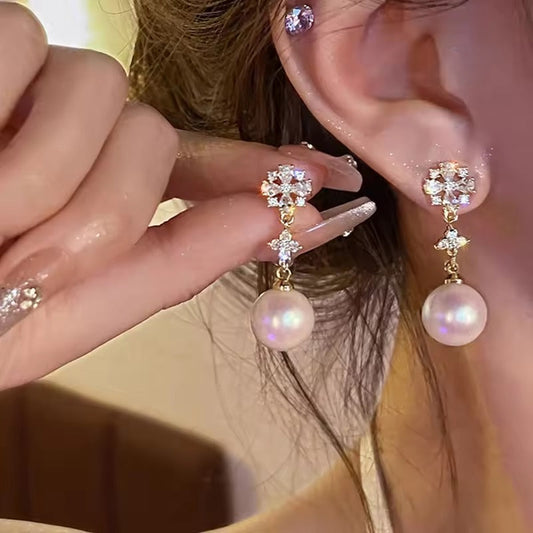 Pendientes elegantes de perlas colgantes