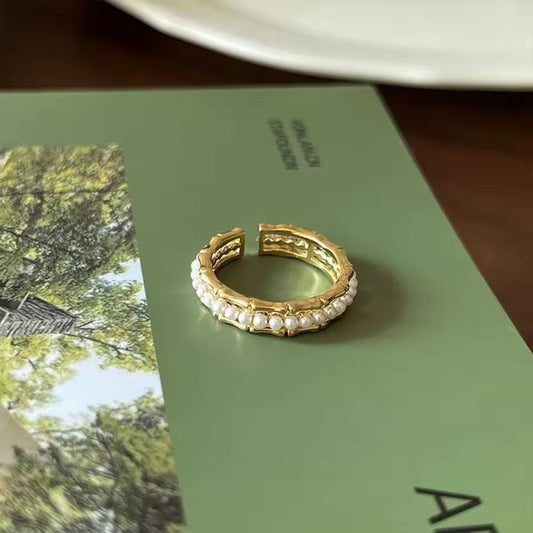 Anillo Elegante con Incrustaciones de Perlas