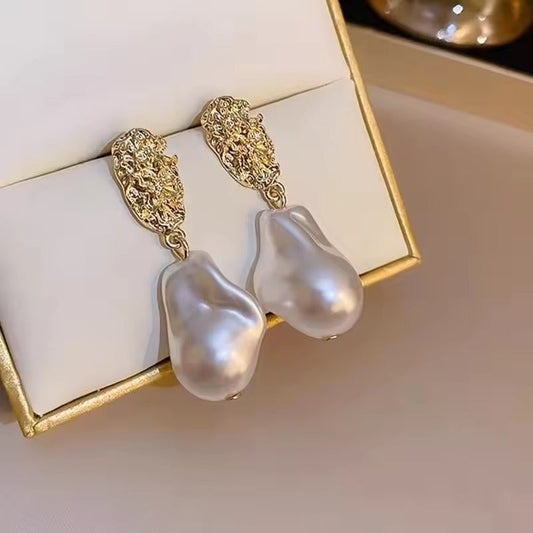 Pendientes de perlas barrocas forjadas en oro vintage