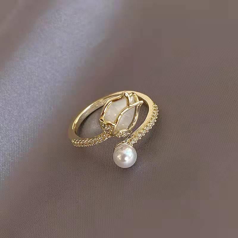 Anillo de tulipán blanco ajustable con perla en oro