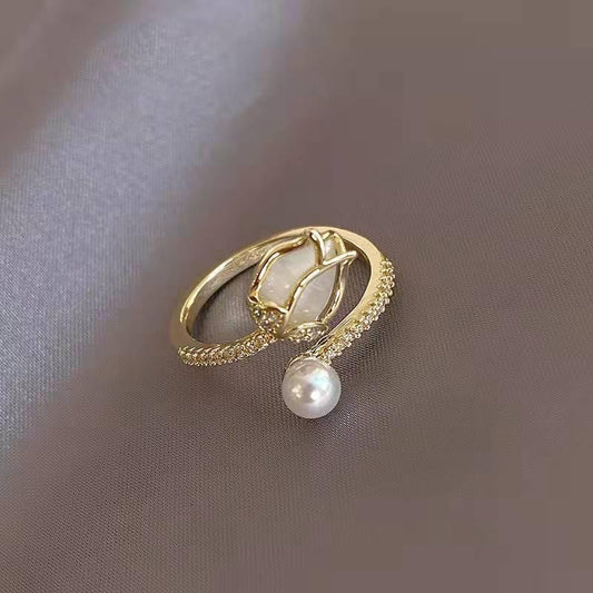 Anillo de tulipán blanco ajustable con perla en oro
