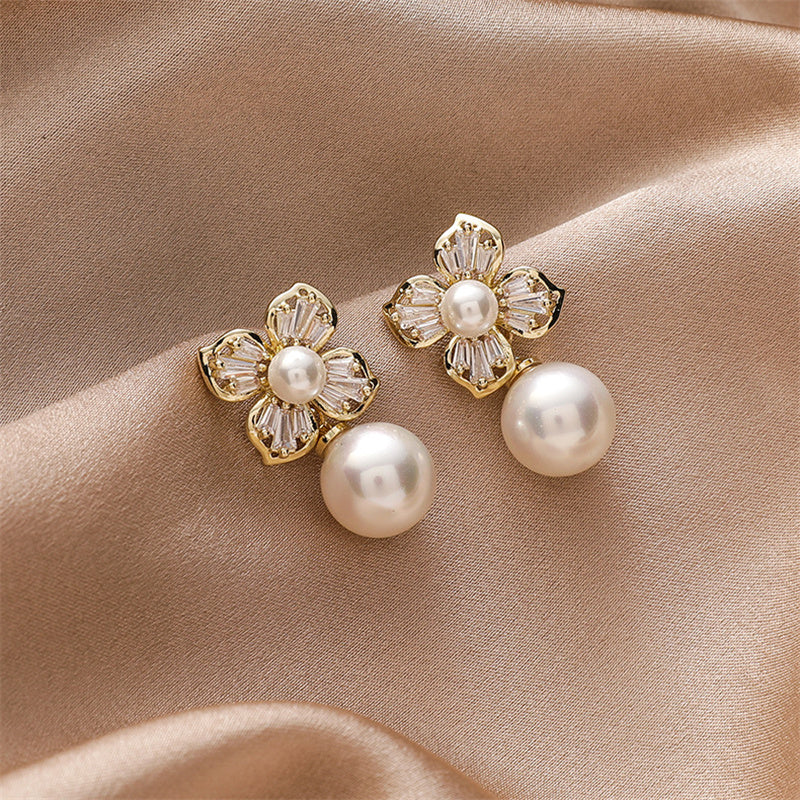 Pendientes de perlas con flor de cristal