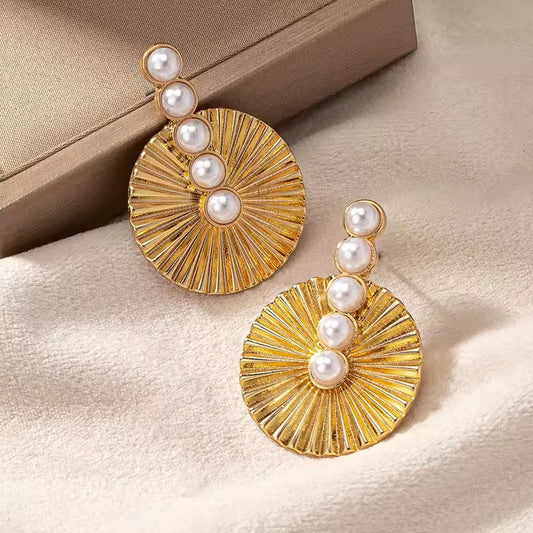 Pendientes vintage de perlas triples doradas y redondeadas