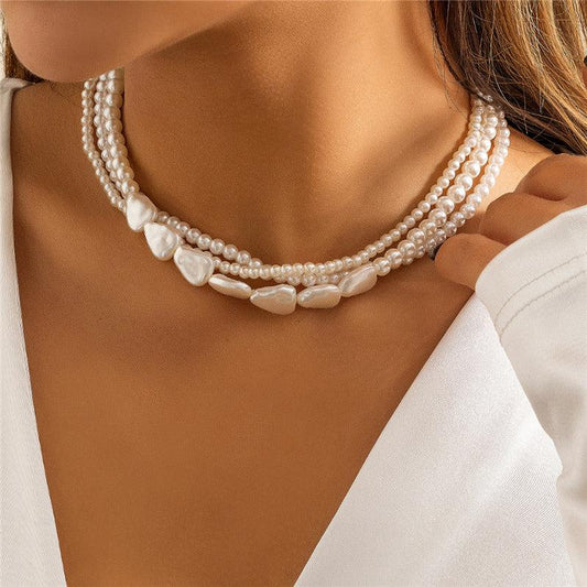 Collar de piedra blanca y perlas en dorado