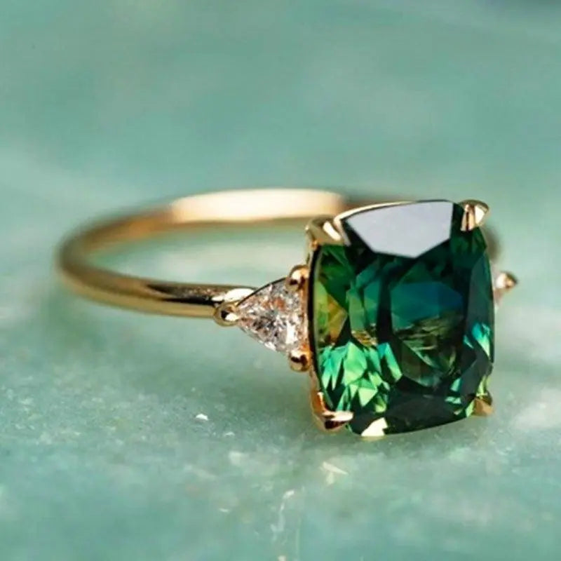 Anillo Cuadrado Elegante de Esmeralda