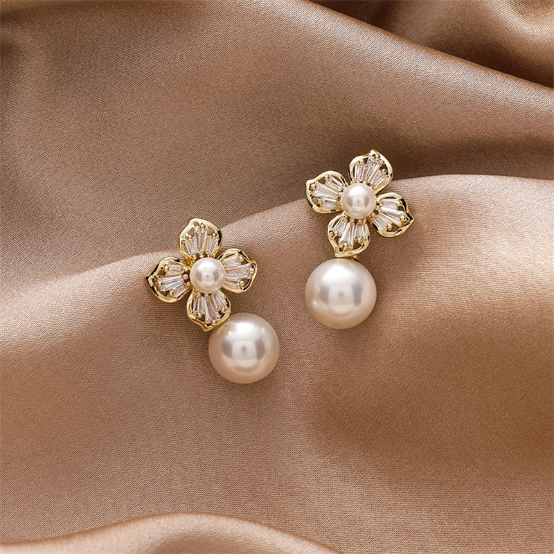Pendientes de perlas con flor de cristal