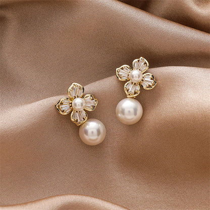 Pendientes de perlas con flor de cristal