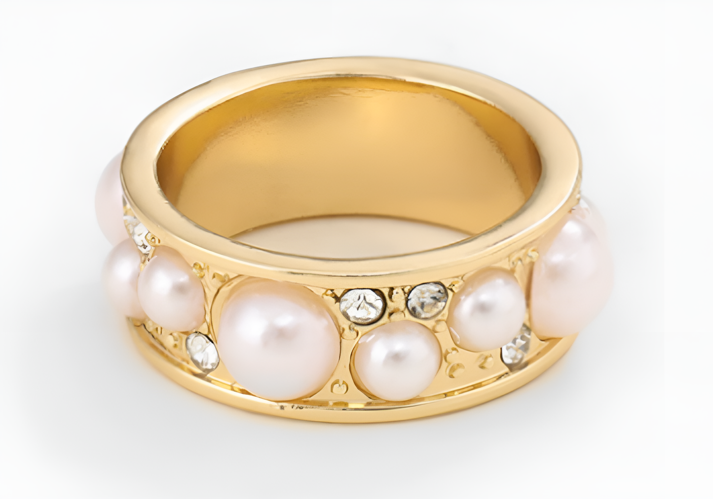 Anillo de perlas con incrustaciones de oro