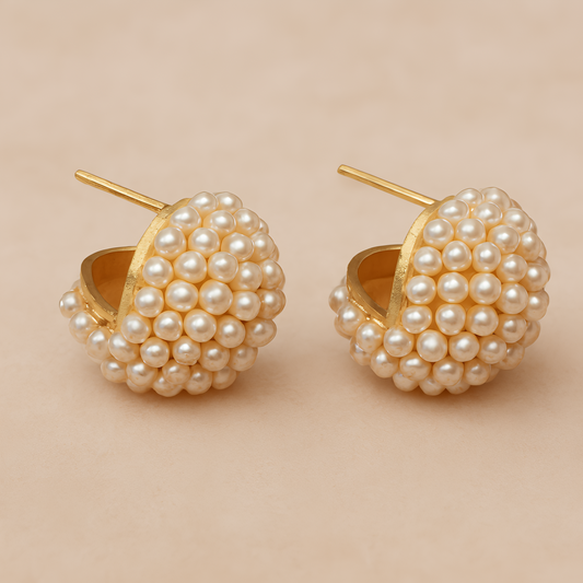 Aretes Elegantes de Oro con Incrustaciones de Perlas