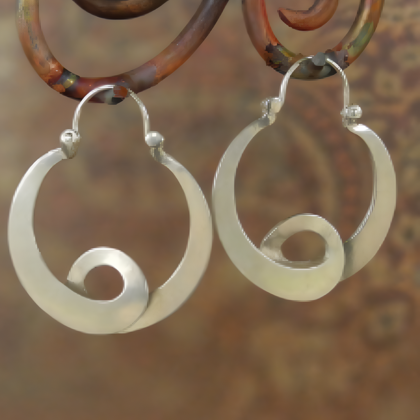Pendientes de afirmación con remolino de plata