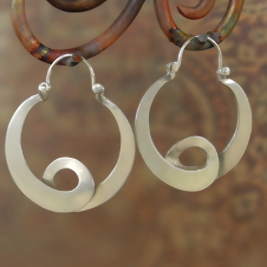 Pendientes de afirmación con remolino de plata
