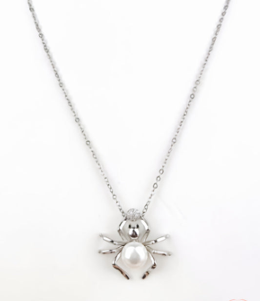 Collar de perlas elegante con araña
