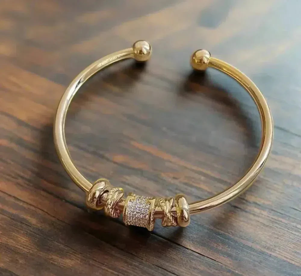 Pulsera ajustable con dijes dorados