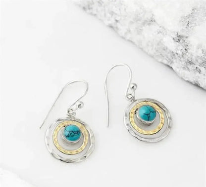 Aretes boho de saturno con piedra turquesa en plata y oro