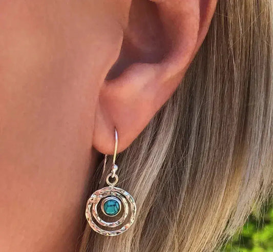 Aretes boho de saturno con piedra turquesa en plata y oro