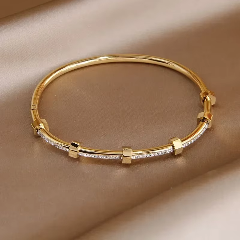 Pulsera dorada brillante