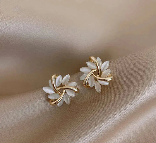 Pendientes de aro con pétalos de ópalo elegantes y exquisitos en oro