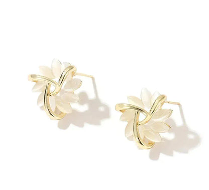 Pendientes de aro con pétalos de ópalo elegantes y exquisitos en oro