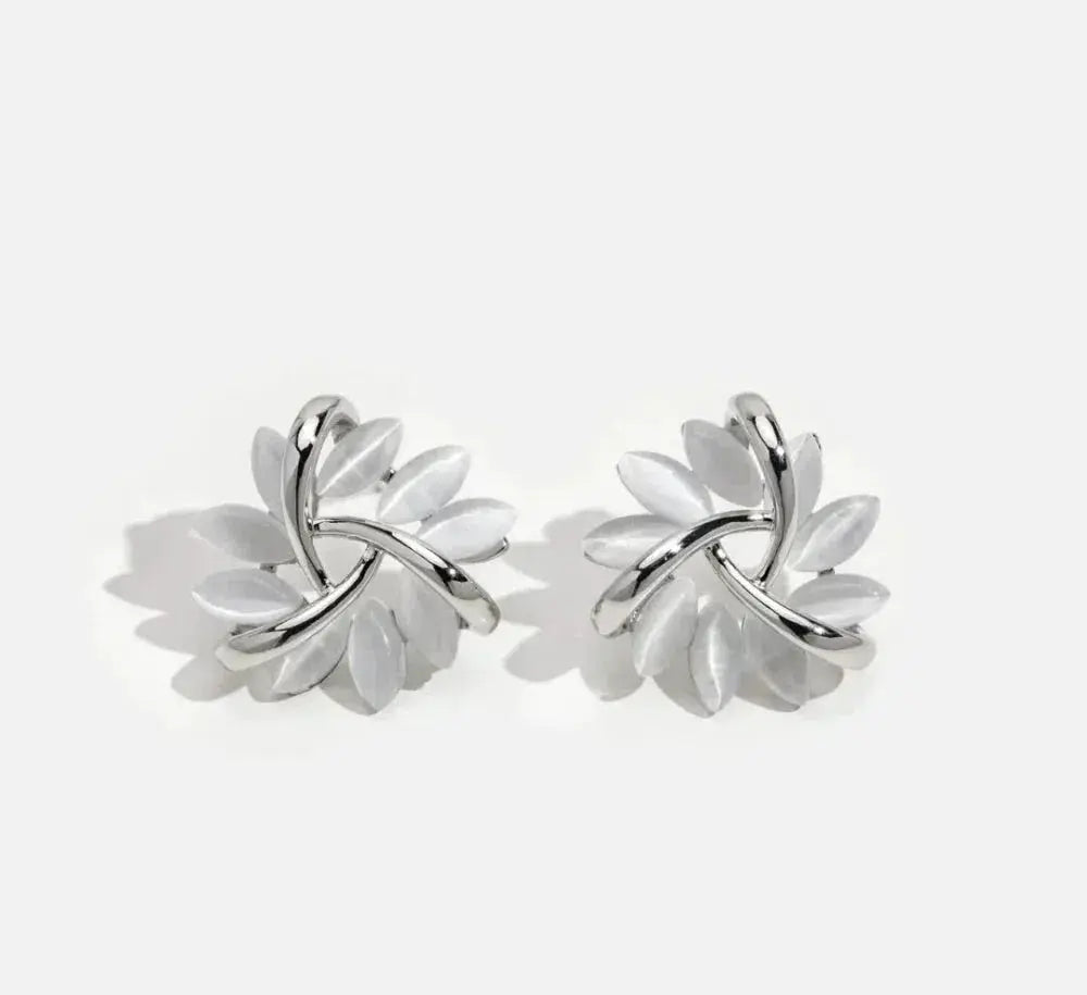 Pendientes de aro con pétalos de ópalo elegantes y exquisitos en oro