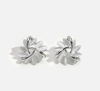 Pendientes de aro con pétalos de ópalo elegantes y exquisitos en oro