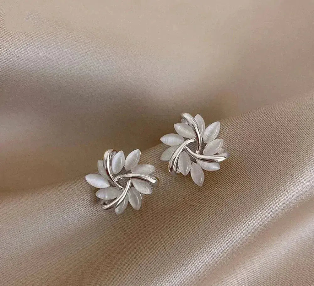 Pendientes de aro con pétalos de ópalo elegantes y exquisitos en oro