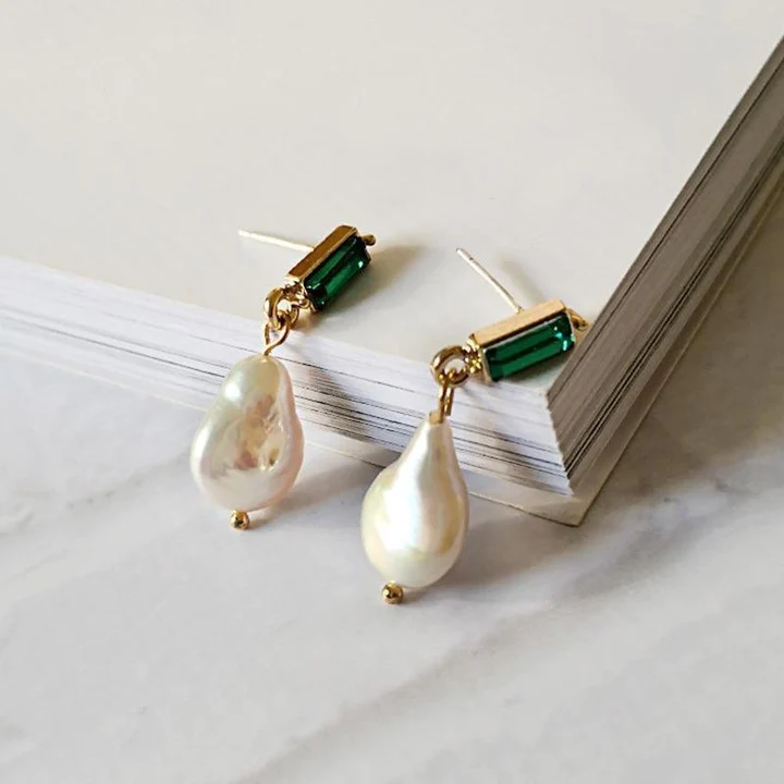Pendientes de perlas con esmeraldas en oro