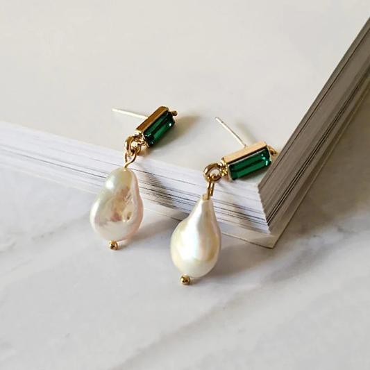 Pendientes de perlas con esmeraldas en oro
